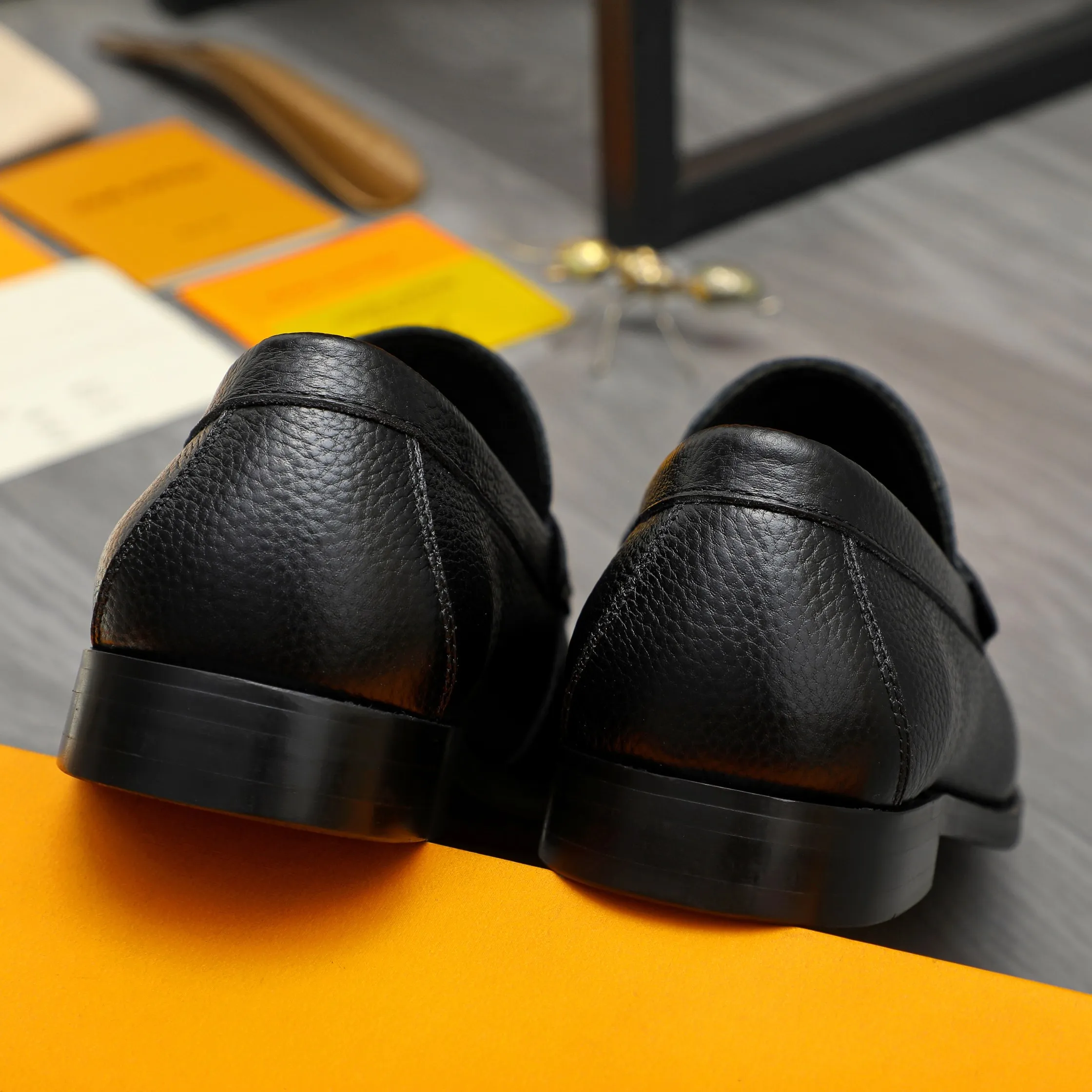Men's shoes 💰p460 Product trademark: LV (Louis Vuitton) business slip-on leather shoes. Regular size: 38-45 (45 is custom-made and non-returnable) Product materials: Selected pebbled cowhide upper, cowhide lining, original rubber outsole